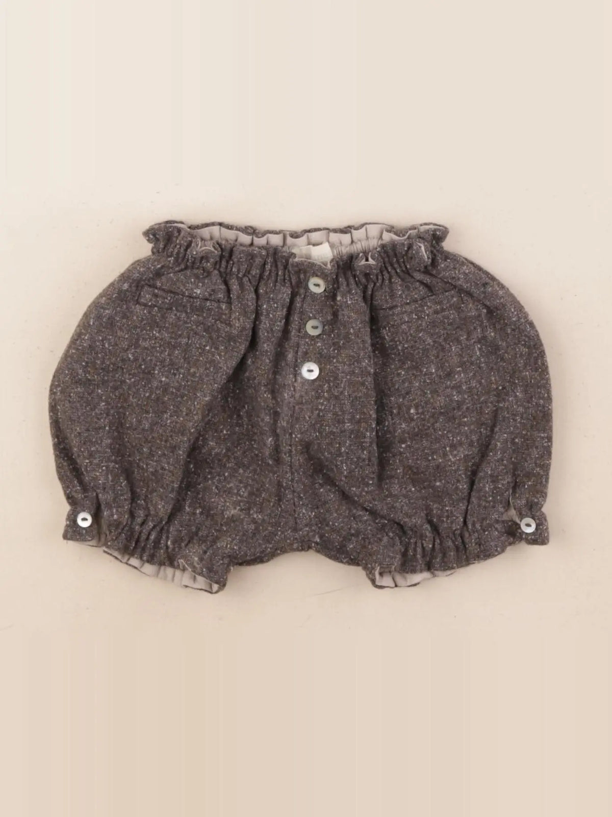 Bonnet à Pompon - short gris - 6 mois