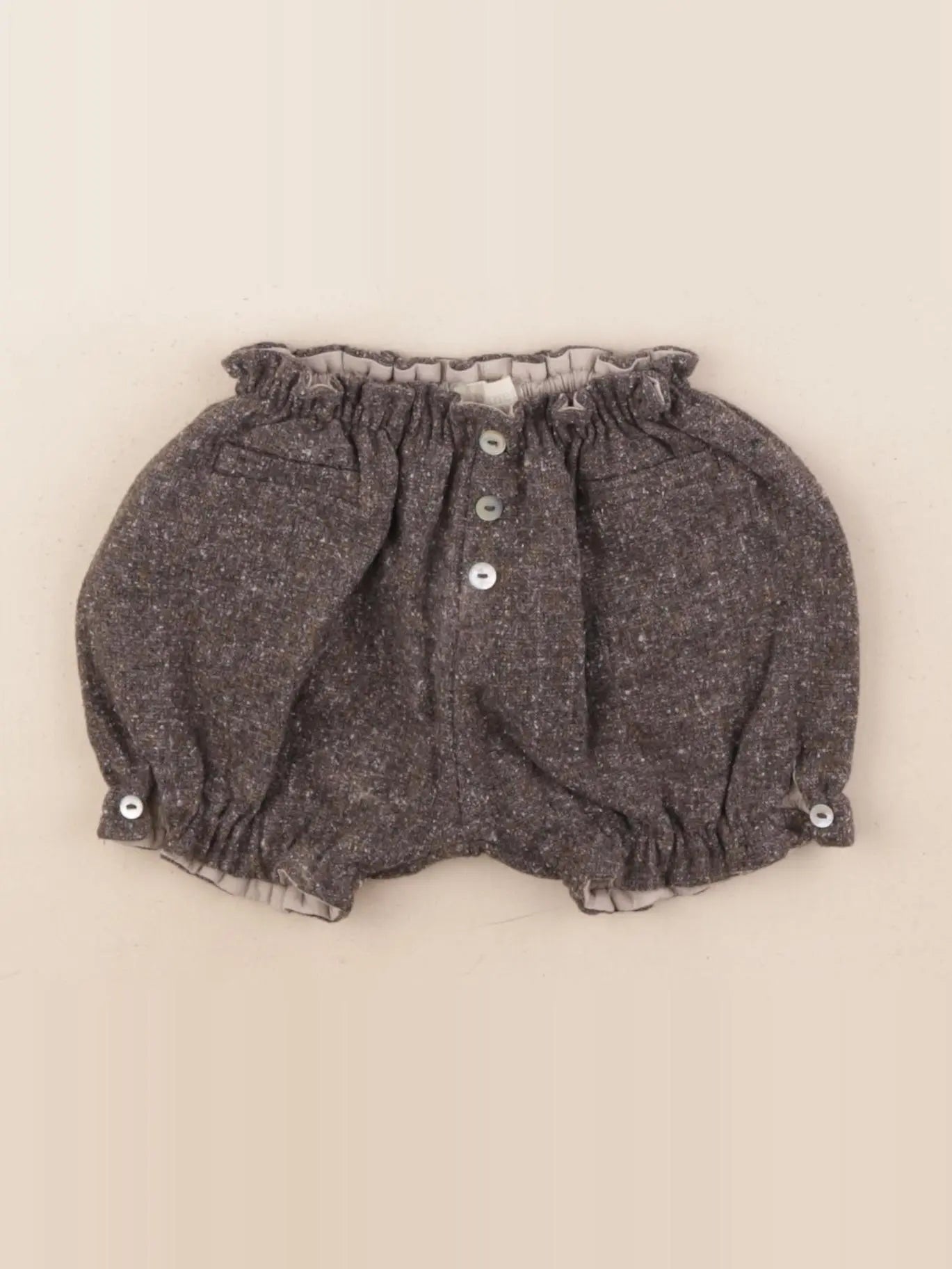 Bonnet à Pompon - short gris - 6 mois