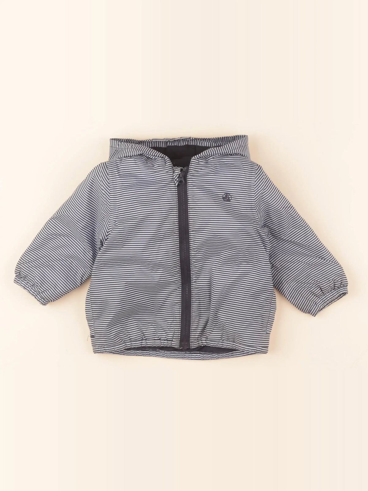 Imperméable bleu, blanc