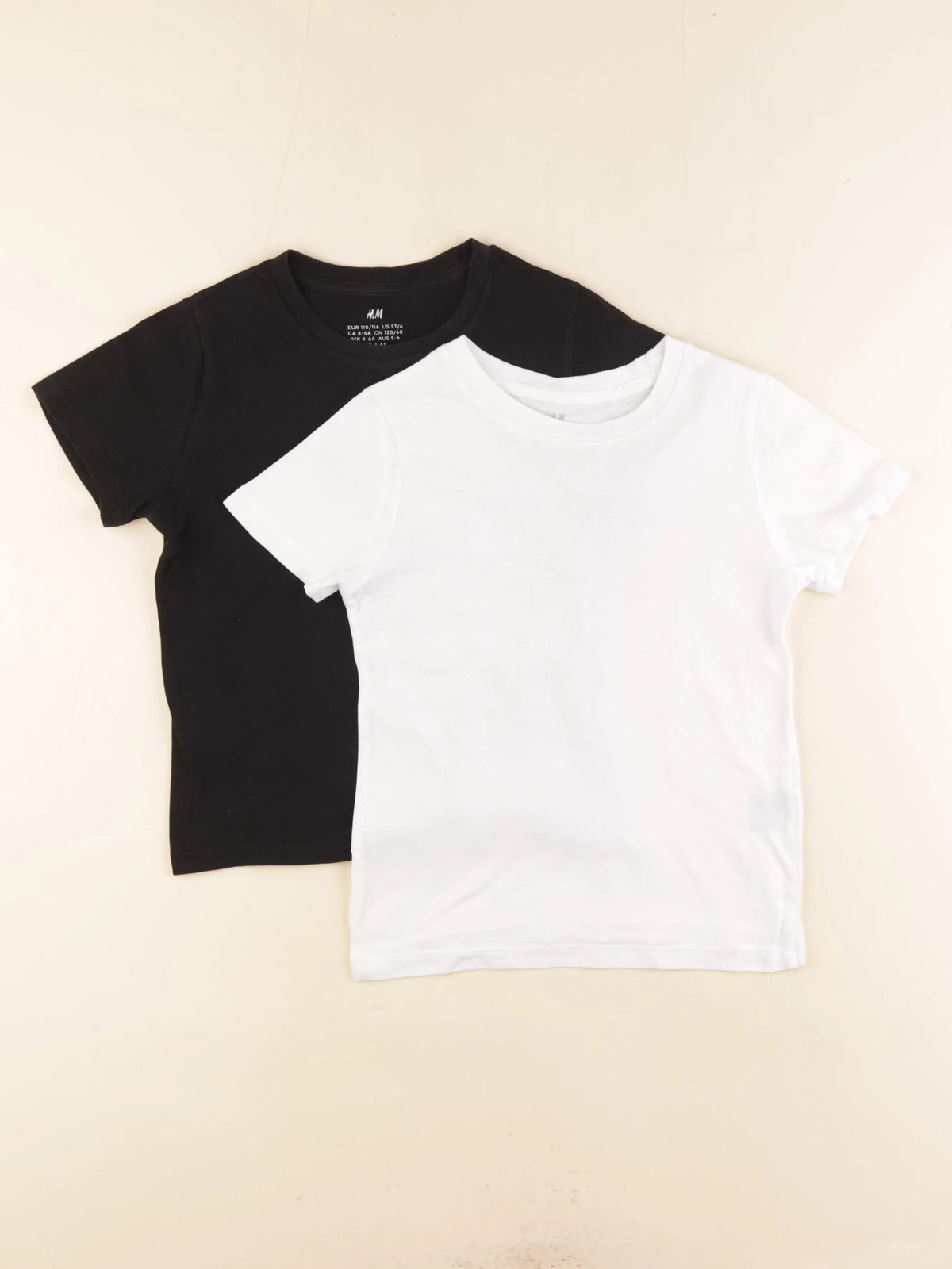 H&M - lot de 2 tee-shirts blanc, noir - 4/6 ans