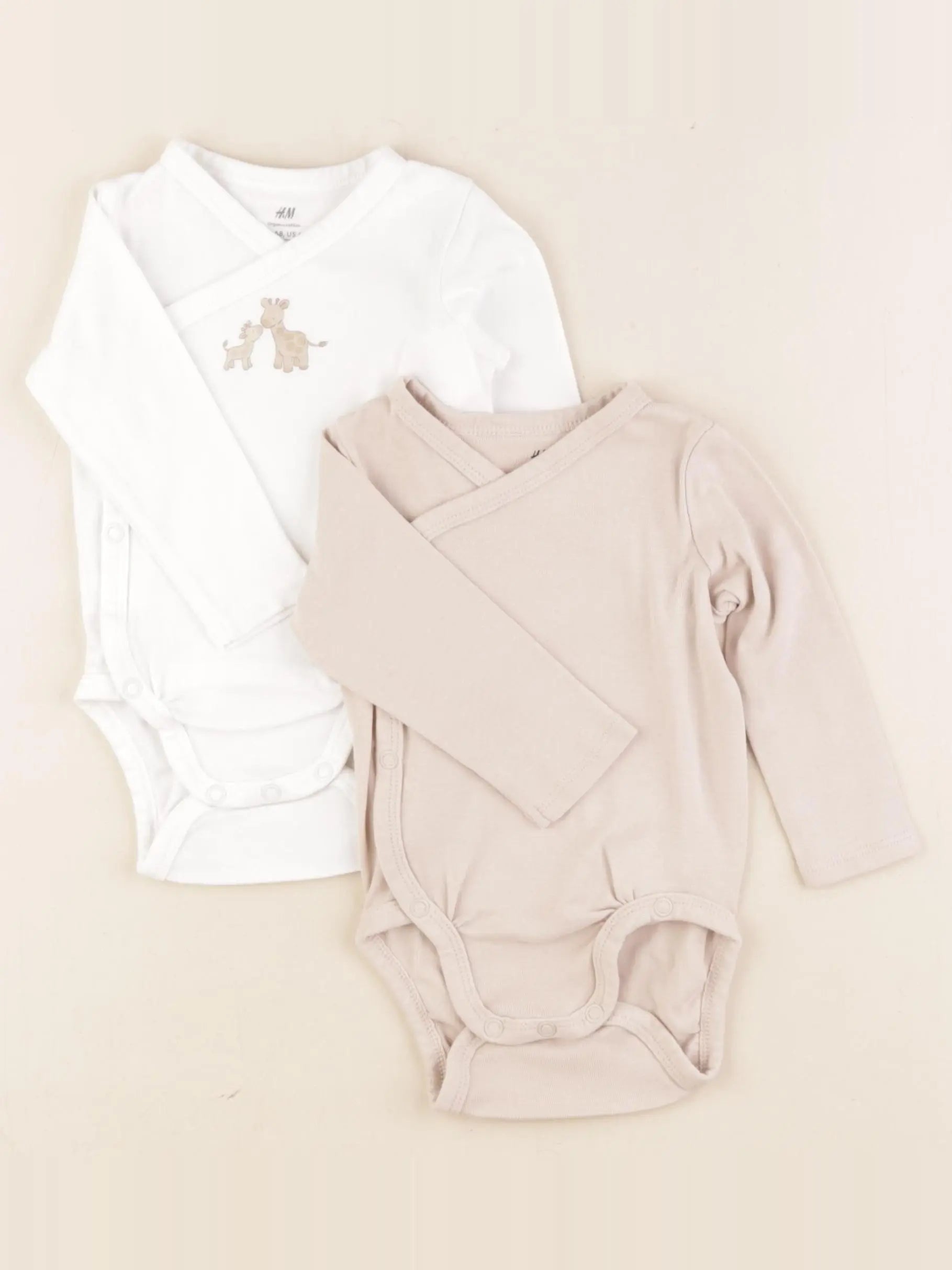 H&M - lot de 2 bodies en coton beige, blanc - 4/6 mois