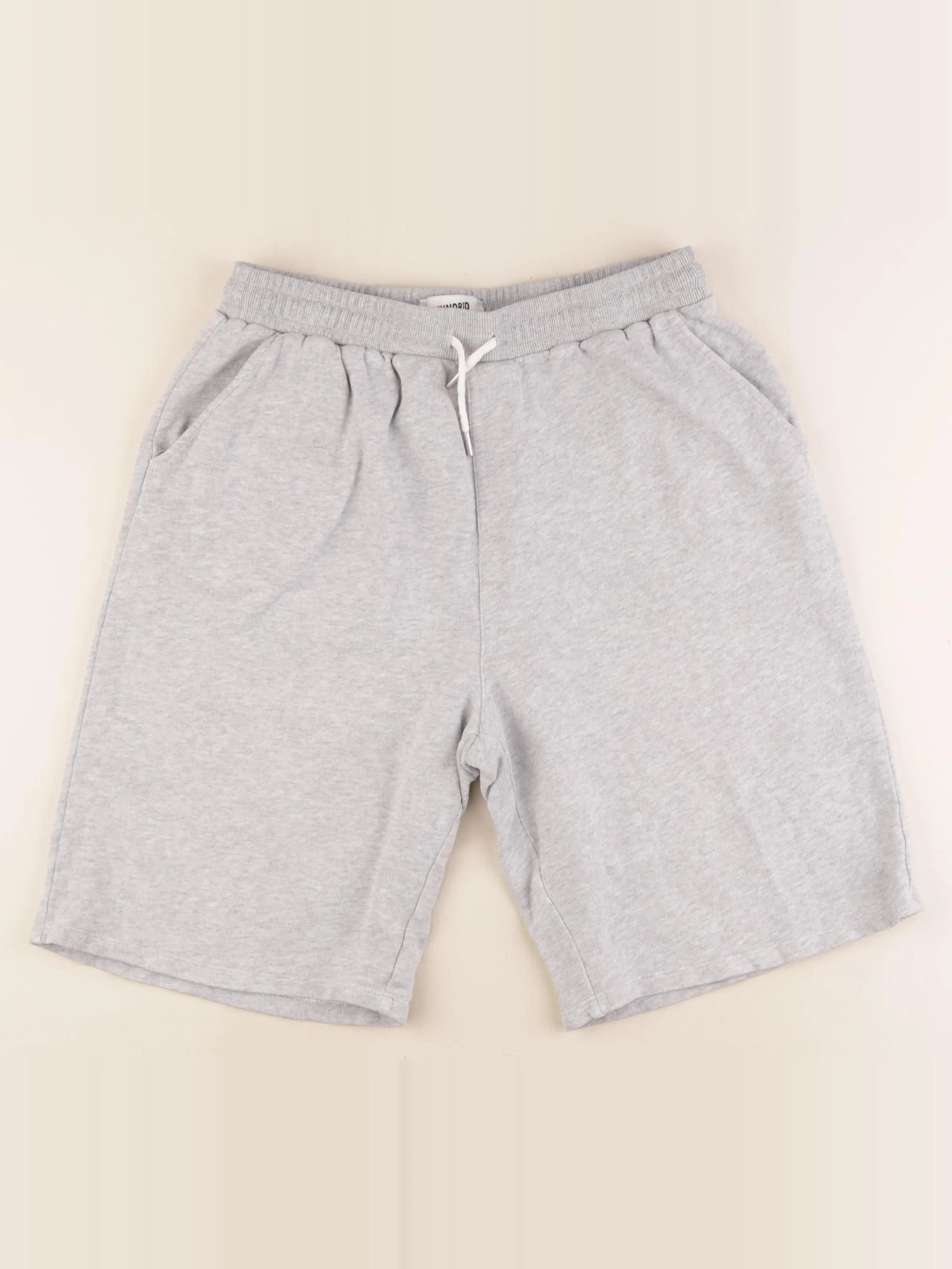 Hundred Pieces - short gris - 16 ans