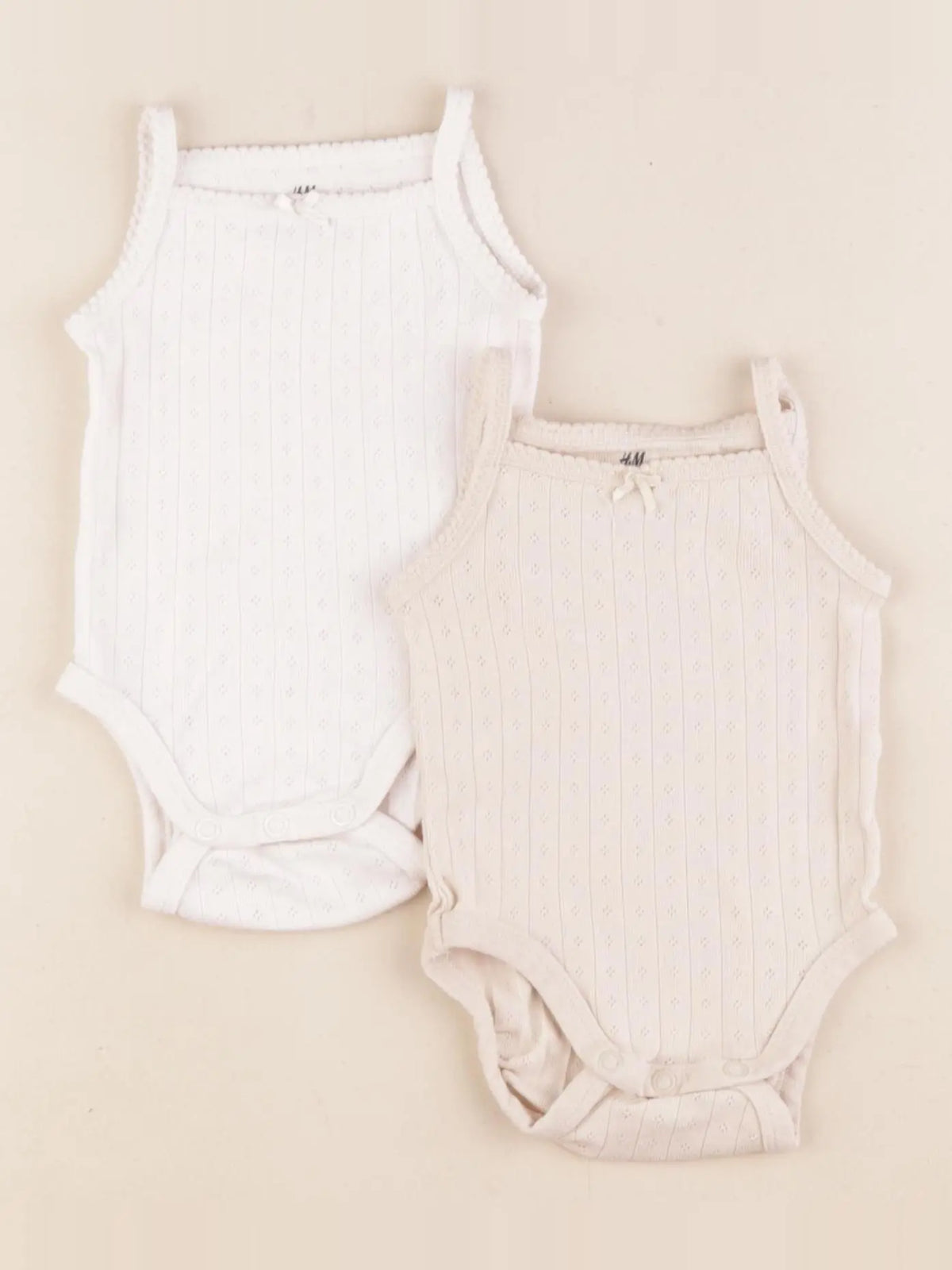 H&M - lot de 2 bodies en coton beige, blanc - 1/2 mois