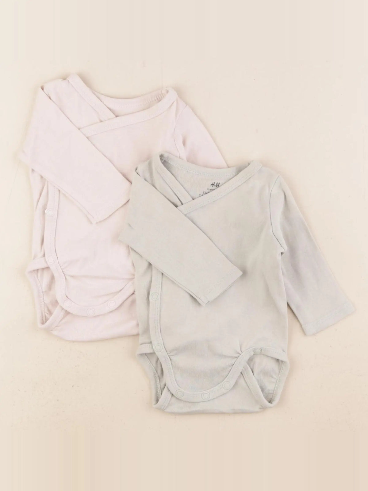 H&M - lot de 2 bodies en coton beige, vert - 1/2 mois