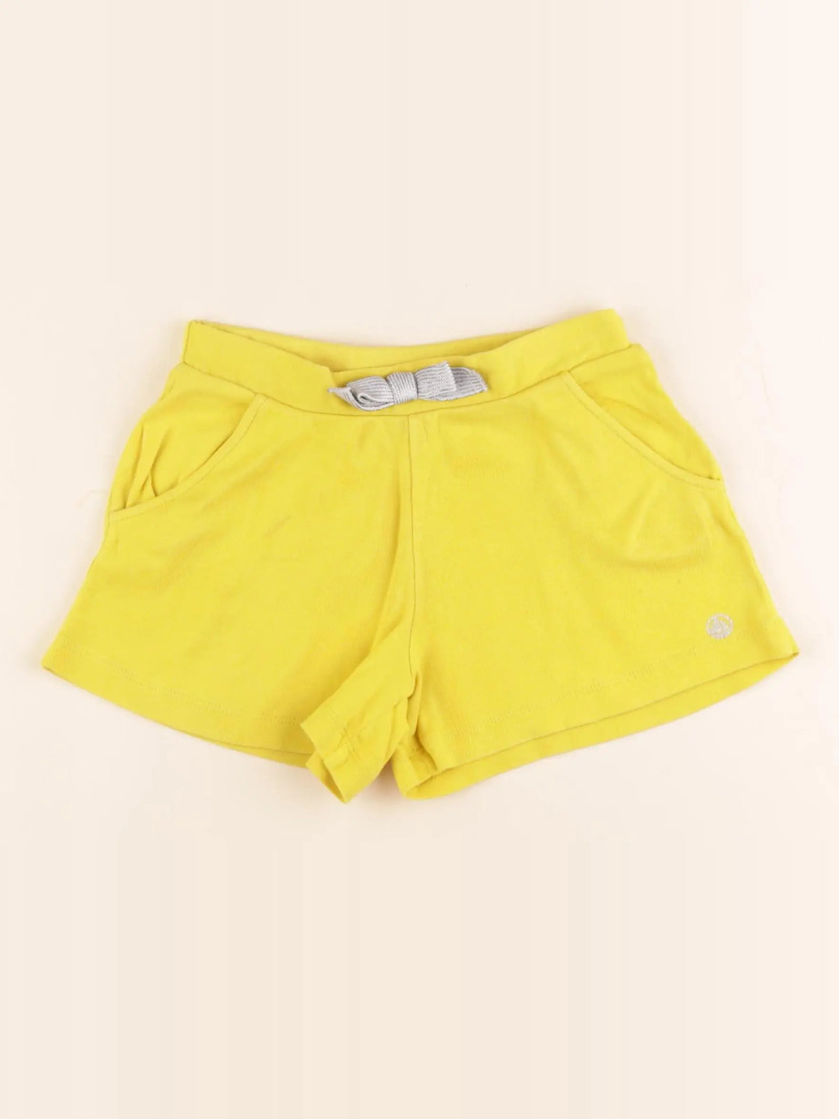 Short jaune, argent