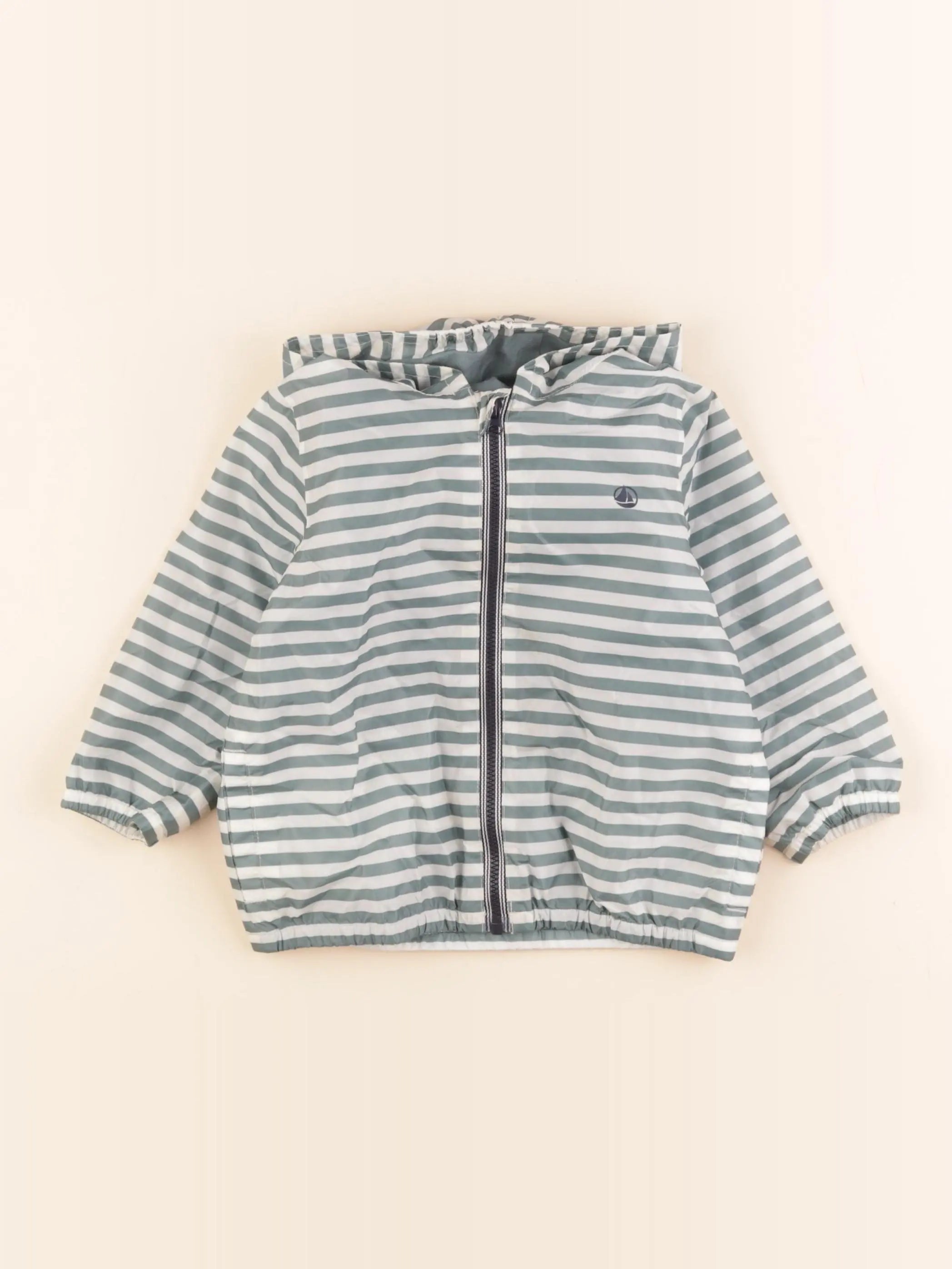 Imperméable blanc, vert