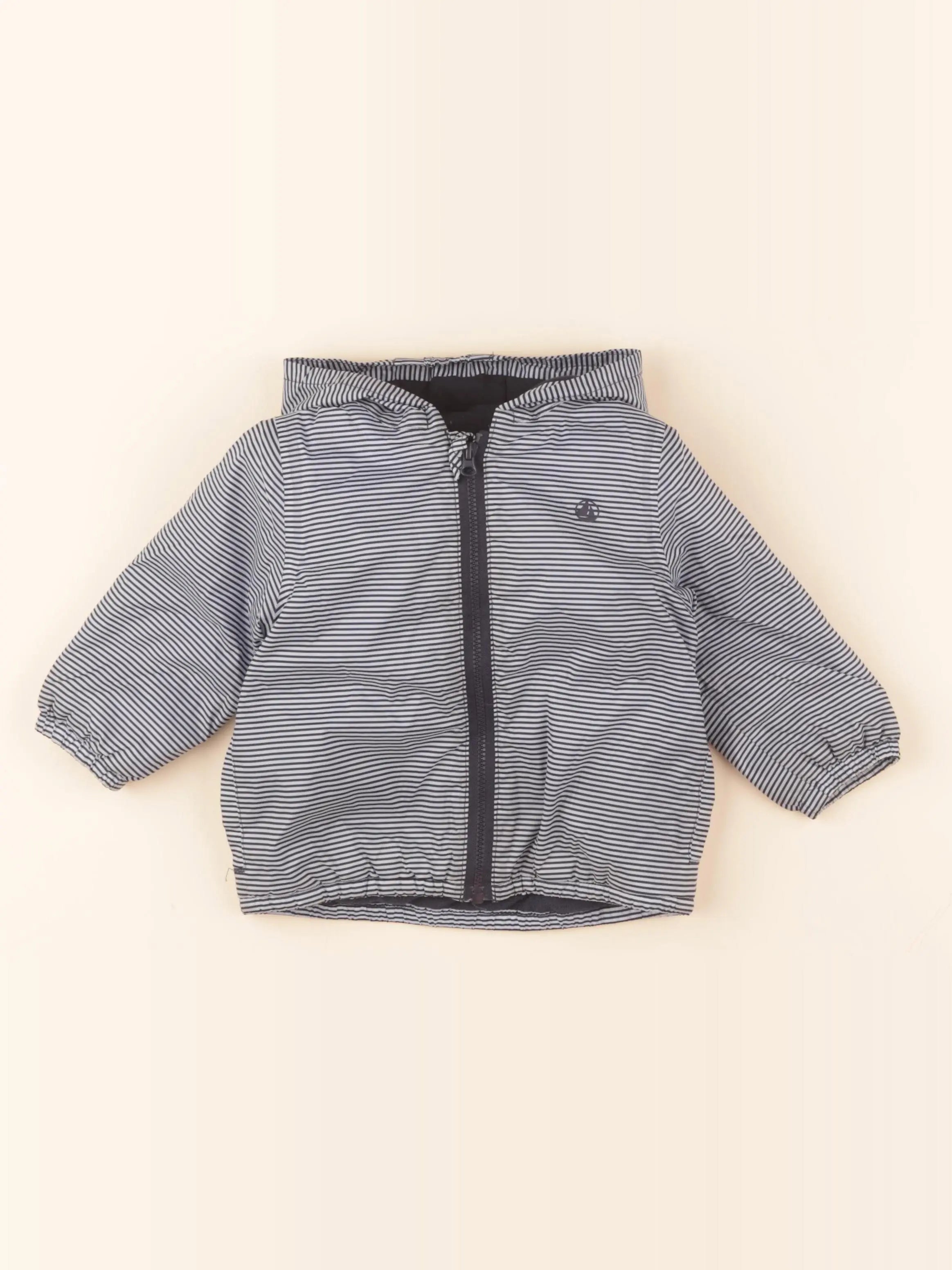 Imperméable bleu, blanc