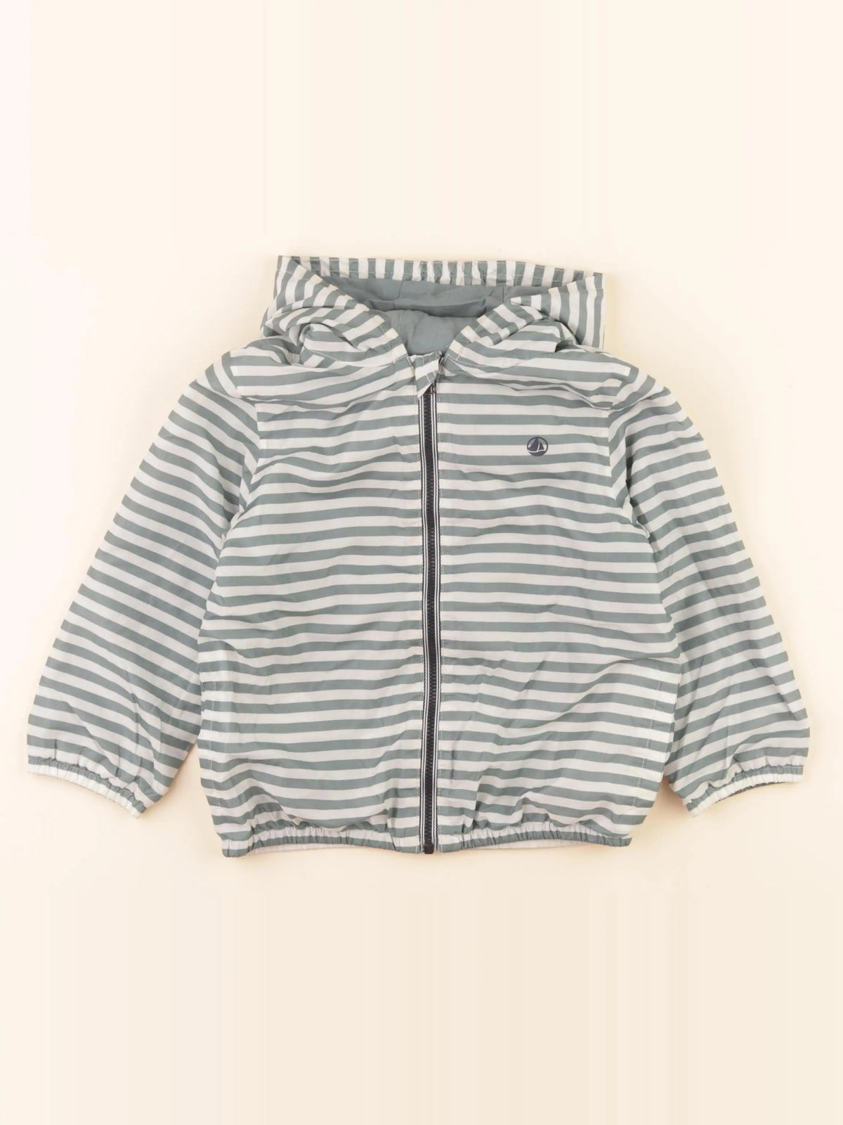 Imperméable vert, blanc