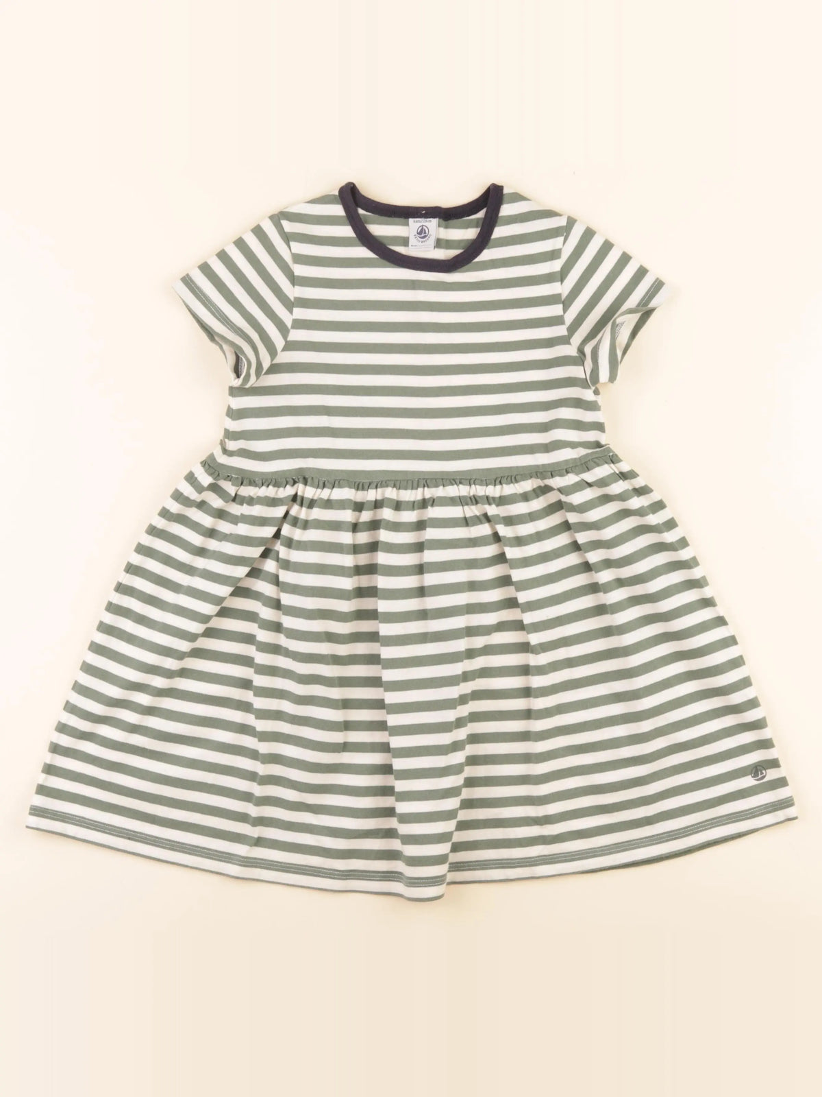 Robe beige, vert