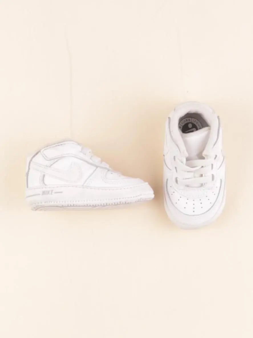 Nike - chaussons blanc - pointure 17