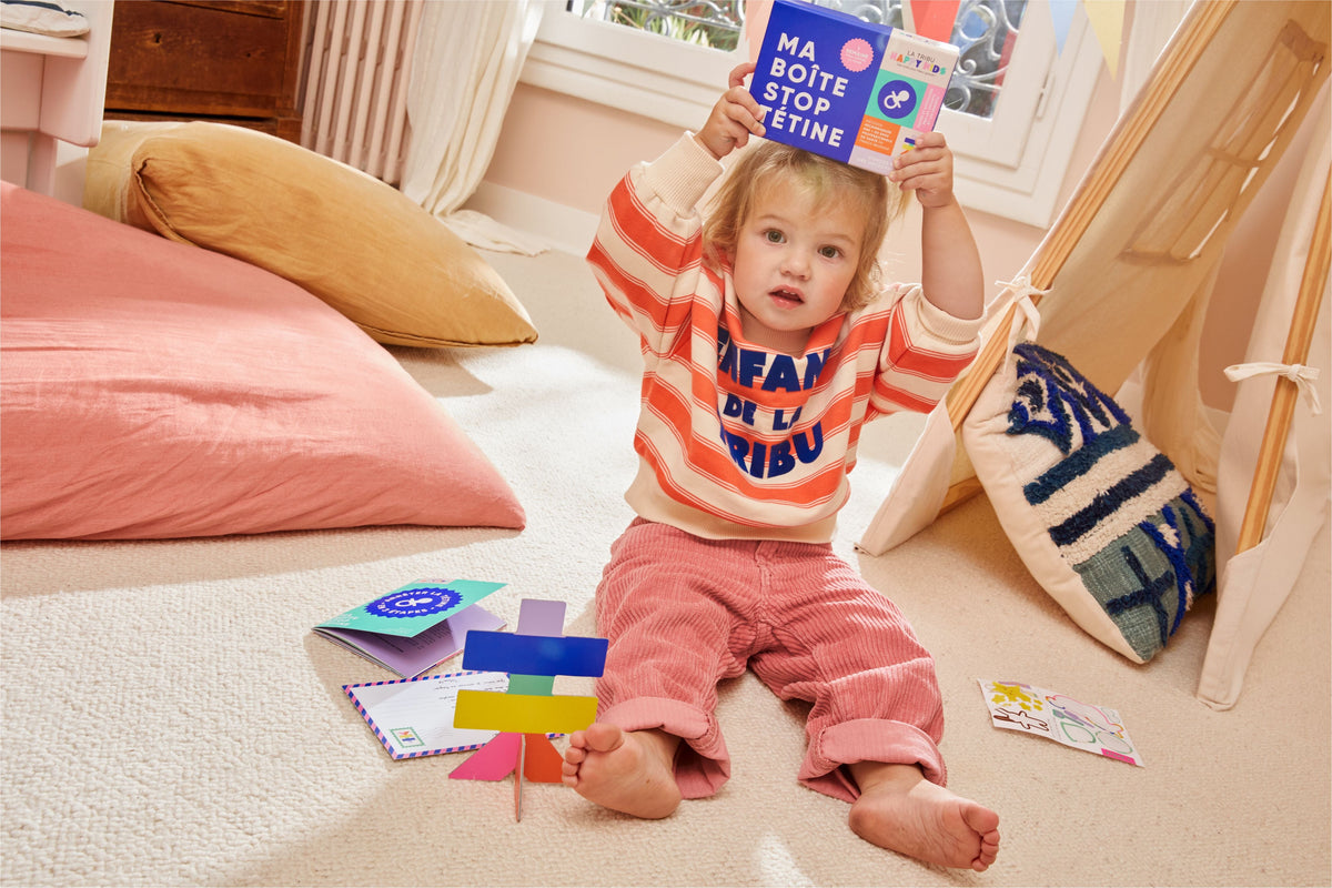 Enfant qui présente Ma Boîte Stop Tétine