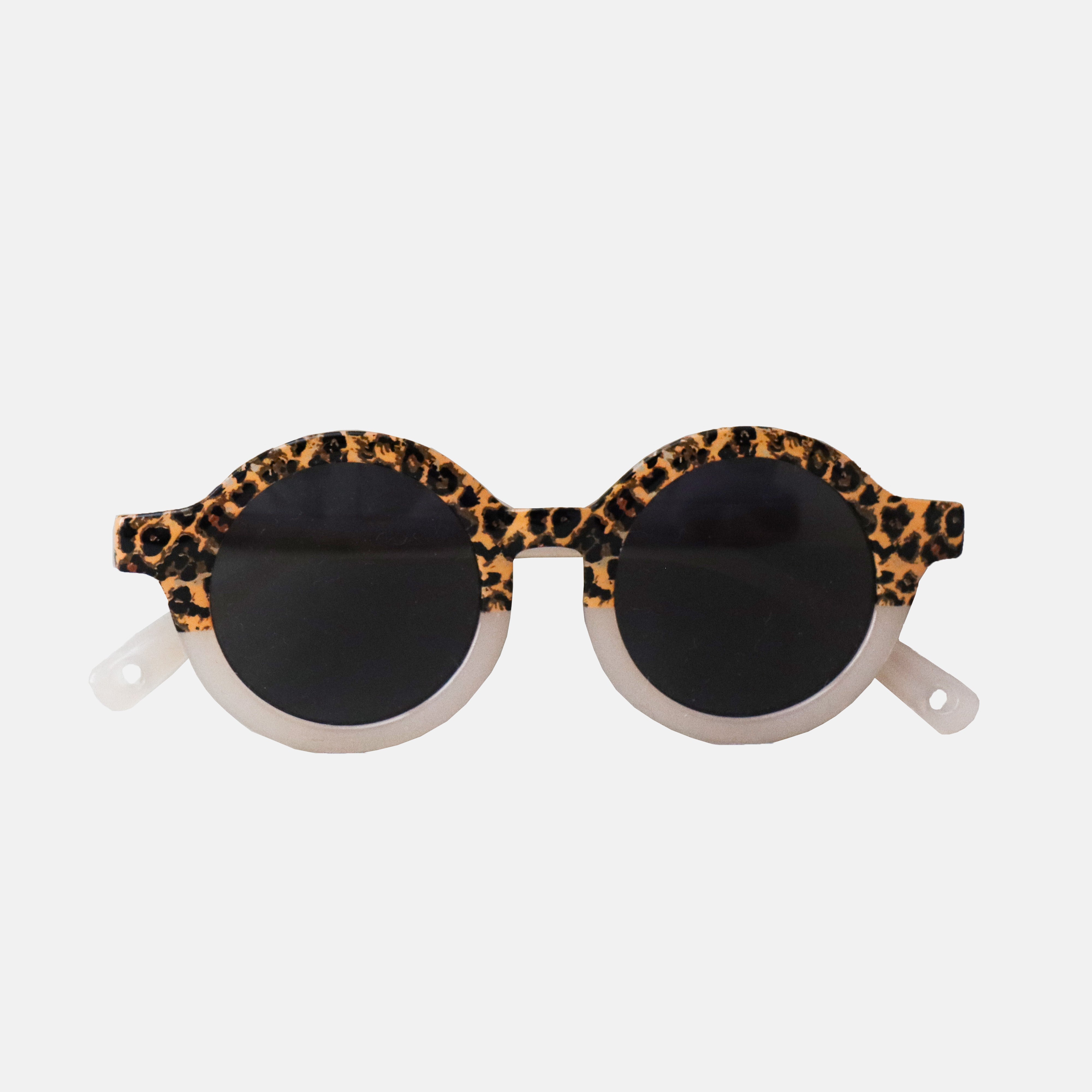Paire de lunettes de soleil bébé catégorie 4, monture en TPEE effet transparent couleur beige avec motif léopard sur le haut 