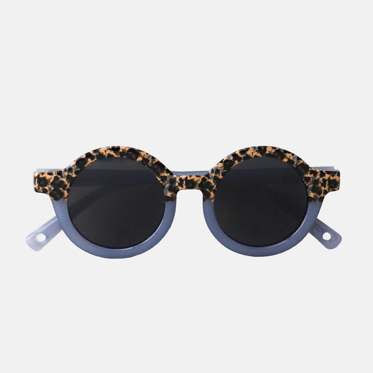 Paire de lunettes de soleil bébé catégorie 4, monture en TPEE effet transparent couleur bleue avec motif léopard sur le haut. 
