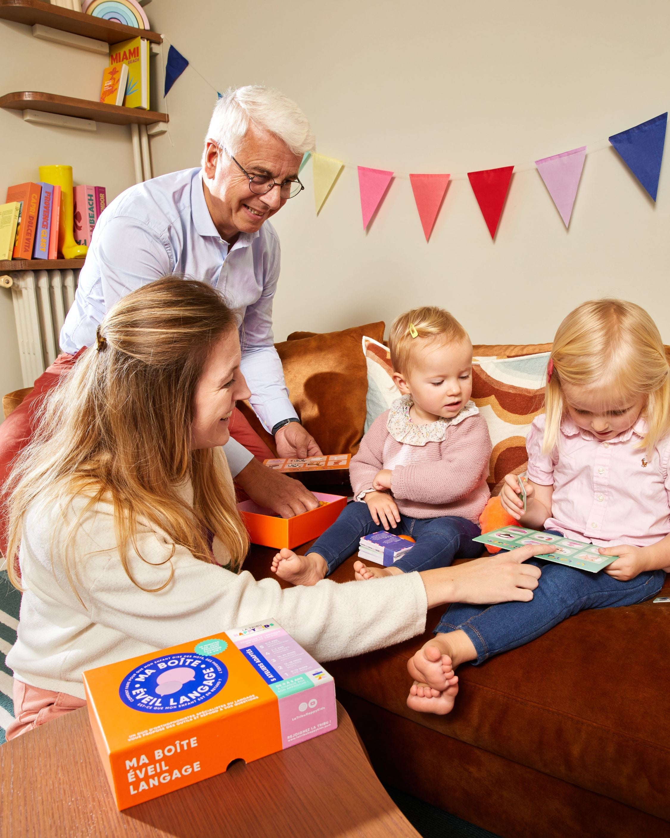 Famille qui découvre Ma Boîte Éveil Langage