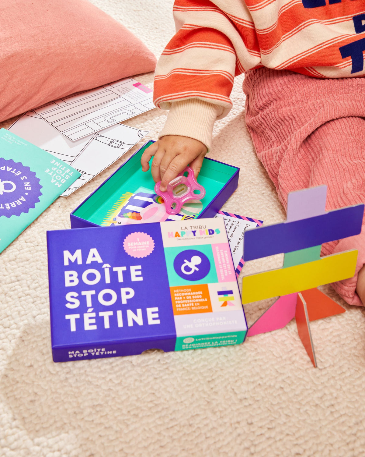 Enfant qui pose sa tétine dans Ma Boîte Stop Tétine