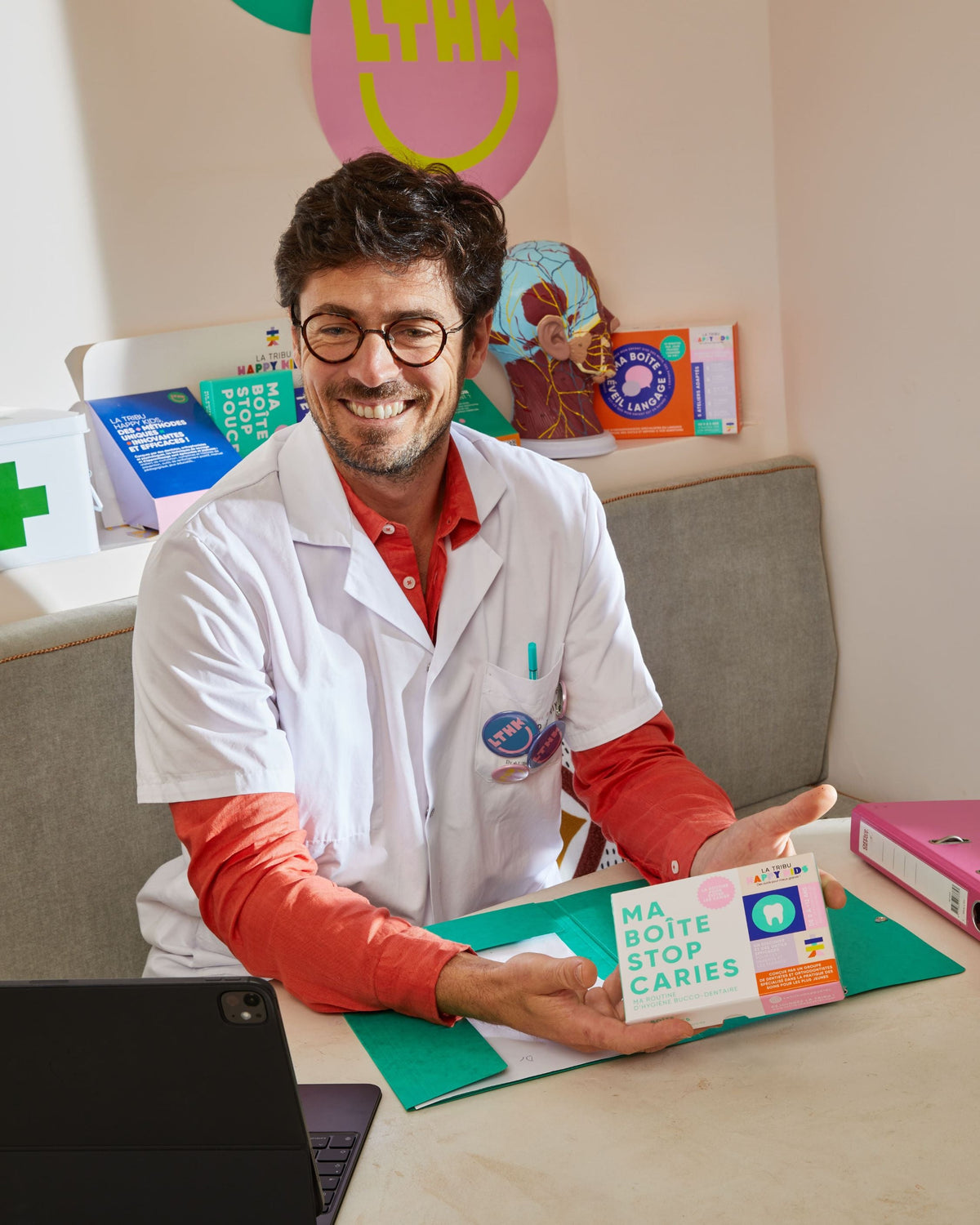 Pro de santé présentant Ma Boîte Stop Caries