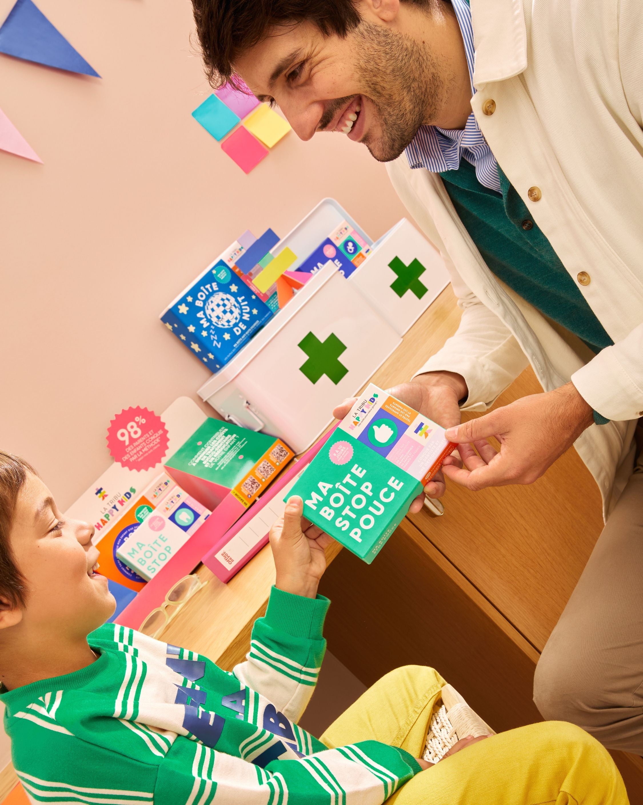 Enfant qui prend Ma Boîte Stop Pouce