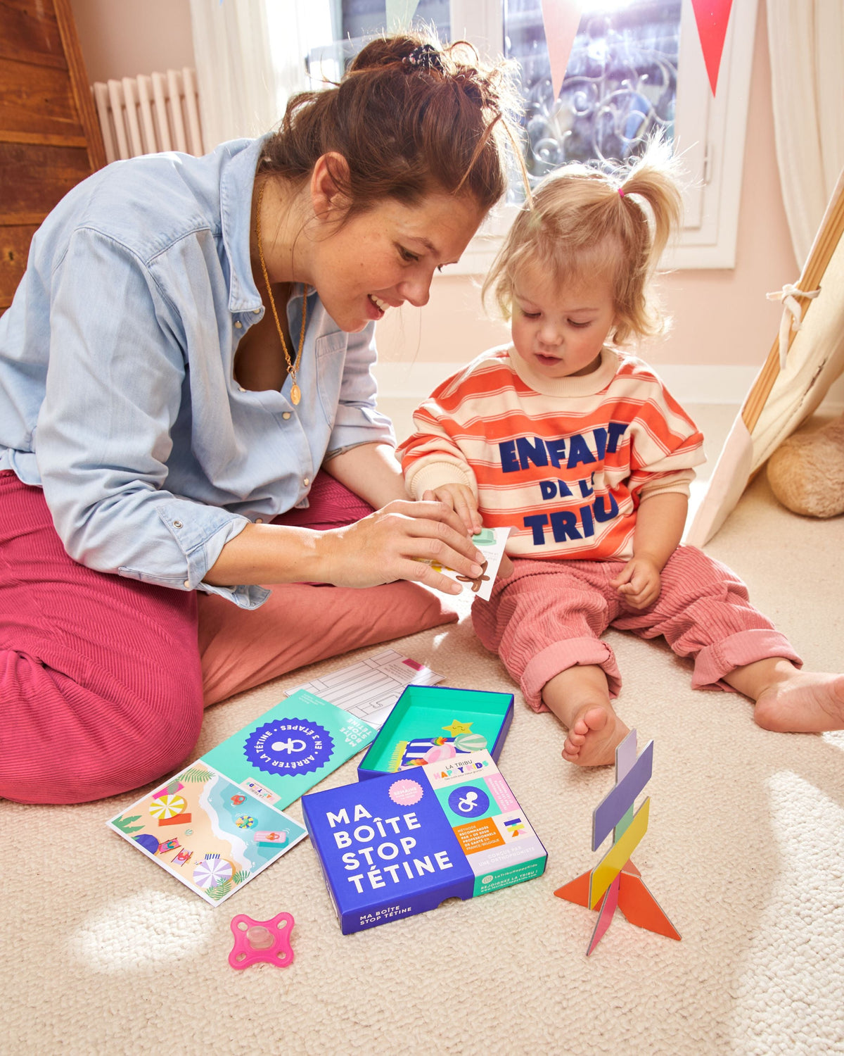 Enfant qui découvre l'intérieur de Ma Boîte Stop Tétine