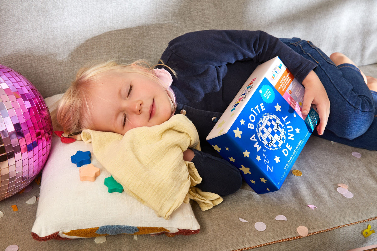 Enfant qui dort avec Ma Boîte de Nuit