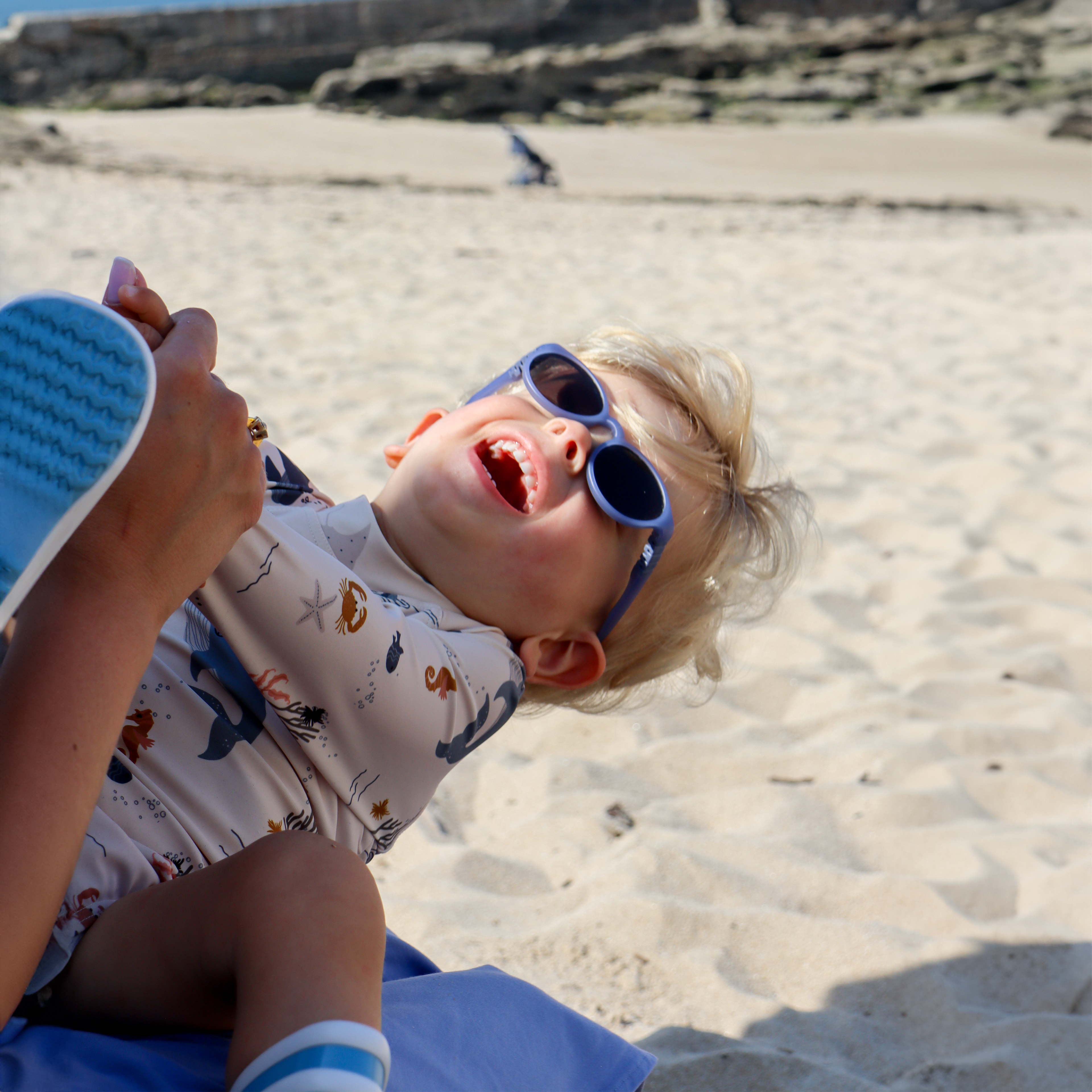 Petit garçon portant lunettes soleil FLEX bleu Catégorie 4 à la plage