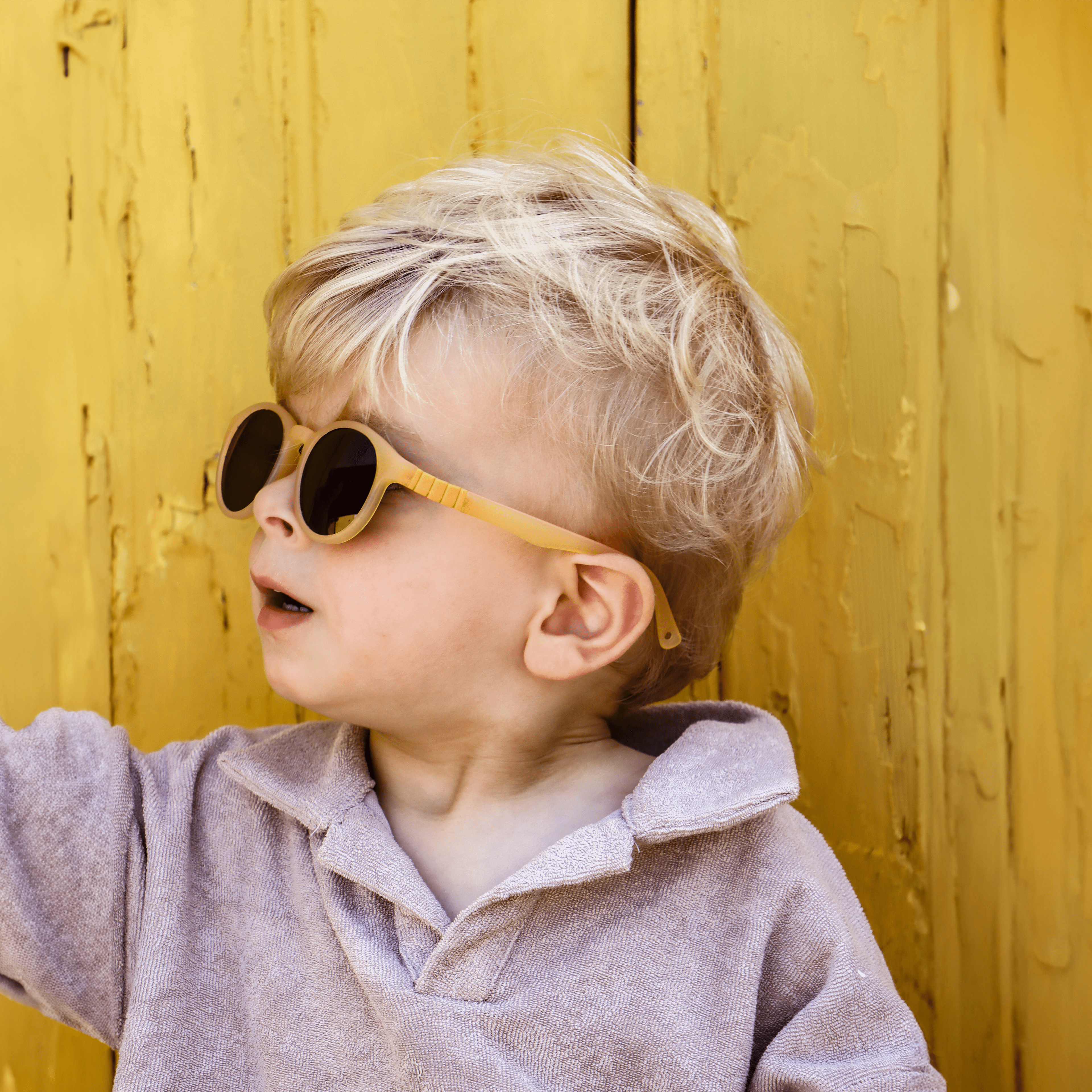 Lunette soleil bébé FLEX Moutarde vue de profil montrant la monture flexible TPEE