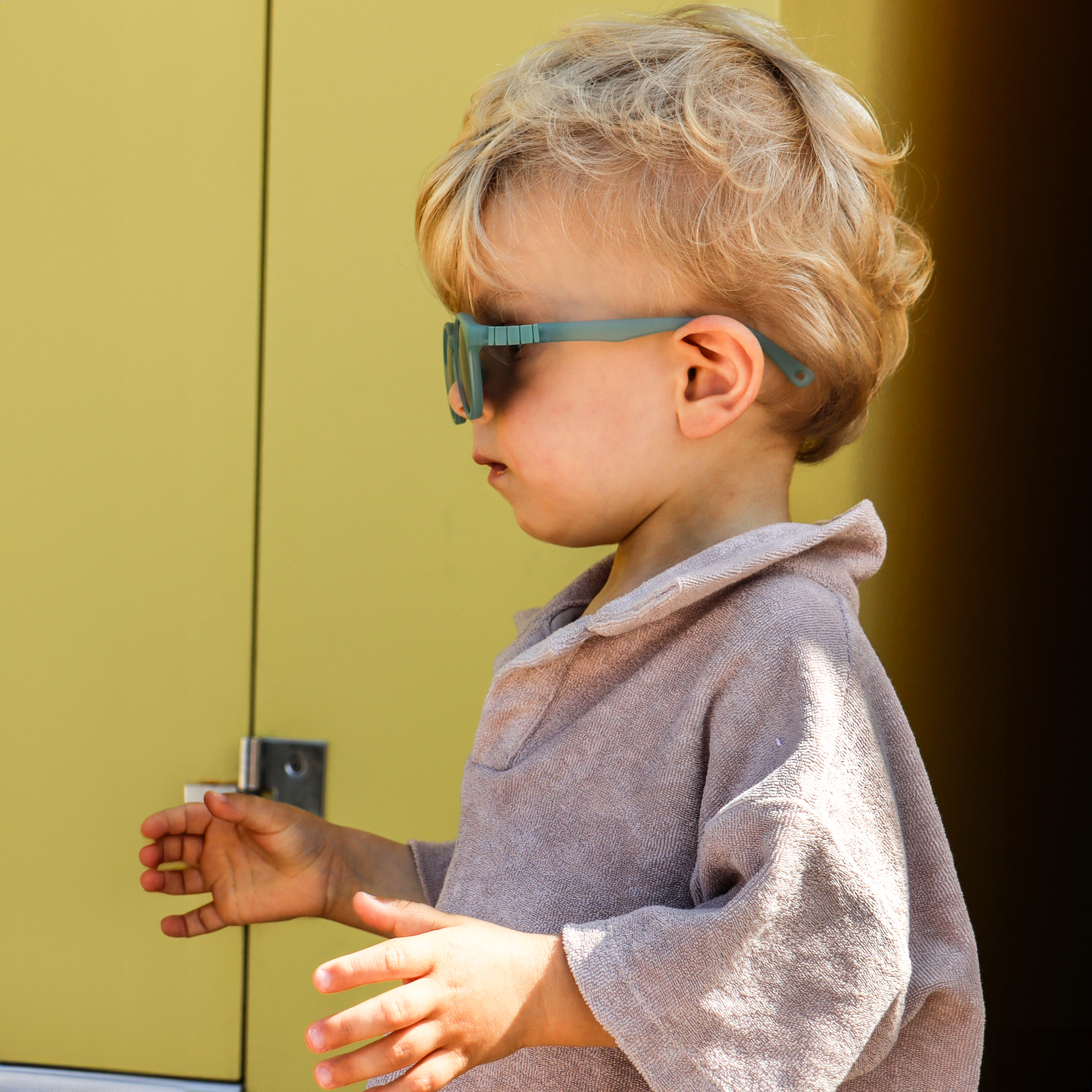 Bébé portant les lunettes de soleil FLEX Bleu Catégorie 4 monture flexible TPEE pour confort bébé
