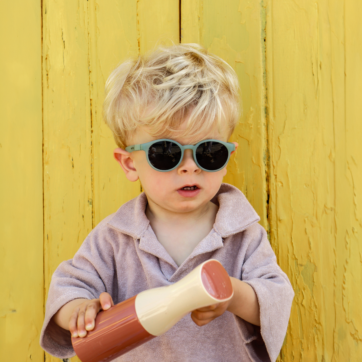 Bébé portant lunettes soleil FLEX Bleu Catégorie 4 en extérieur